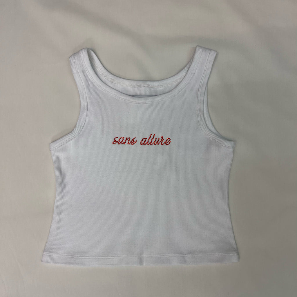 White cotton tank top with red "sans allure" rhinestones. Dorilou
AMY is a genderless style, available in plus size and also designed for curvy figures.