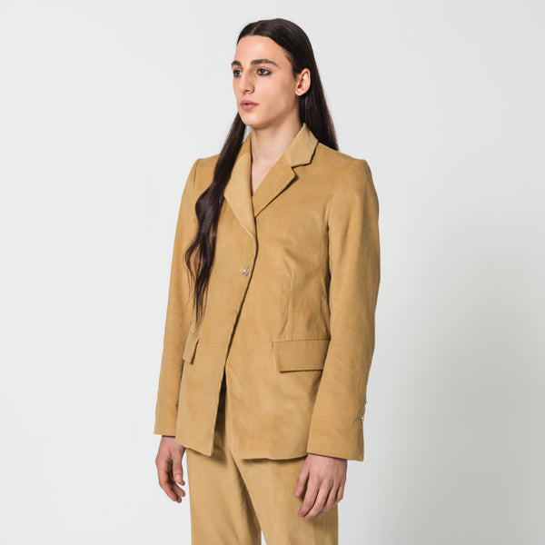 CLAUDE beige cotton corduroy tailored jacket made from overstock fabric for formal events Dorilou
CLAUDE is a genderless style, available in plus size and also designed for curvy figures.