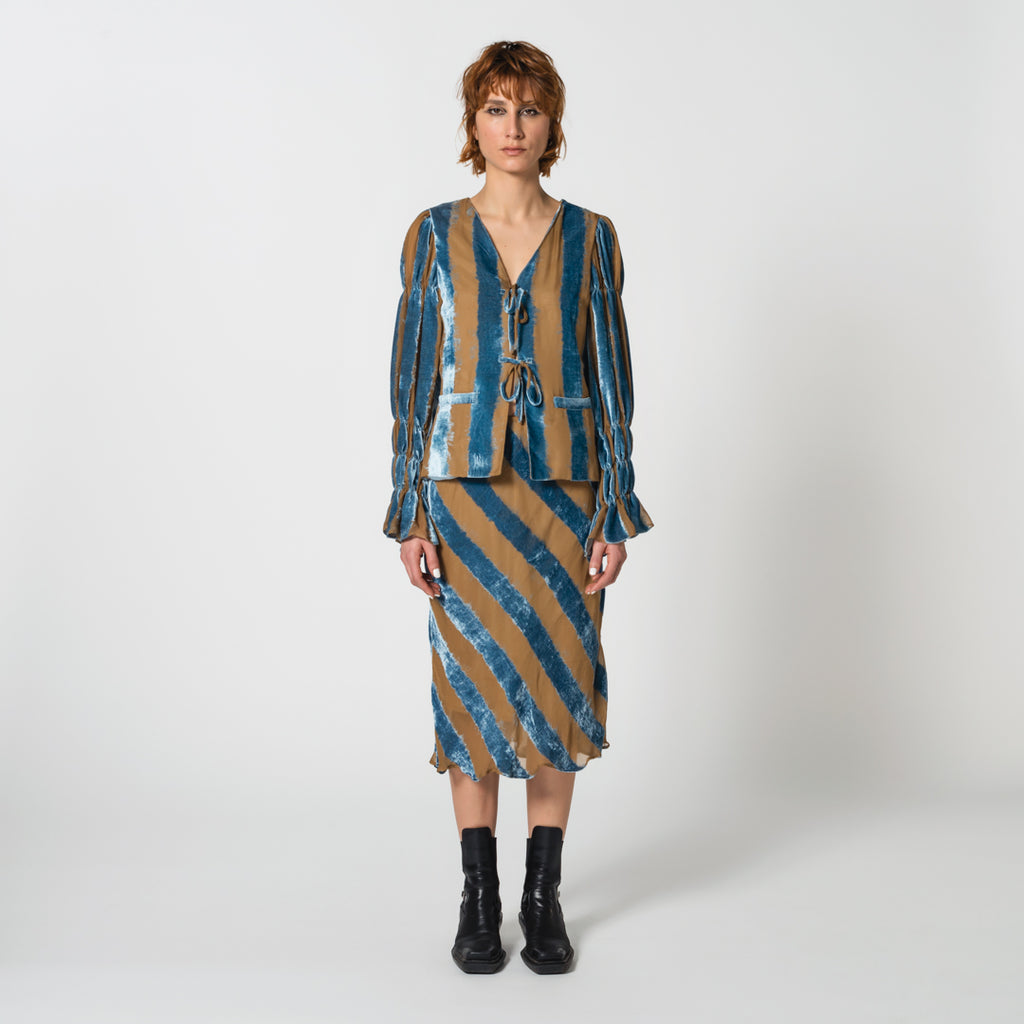 BILLIE blue and beige mid-length bias cut skirt made of silk for everyday elegant fit Dorilou
BILLIE is a genderless style, available in plus size and also designed for curvy figures.