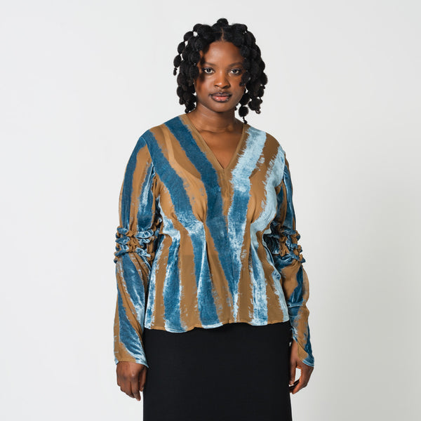 CHRYSSA blue and beige blouse made of silk with a V-neck for an elegant fit at the office Dorilou
CHRYSSA is a genderless style, available in plus size and also designed for curvy figures.