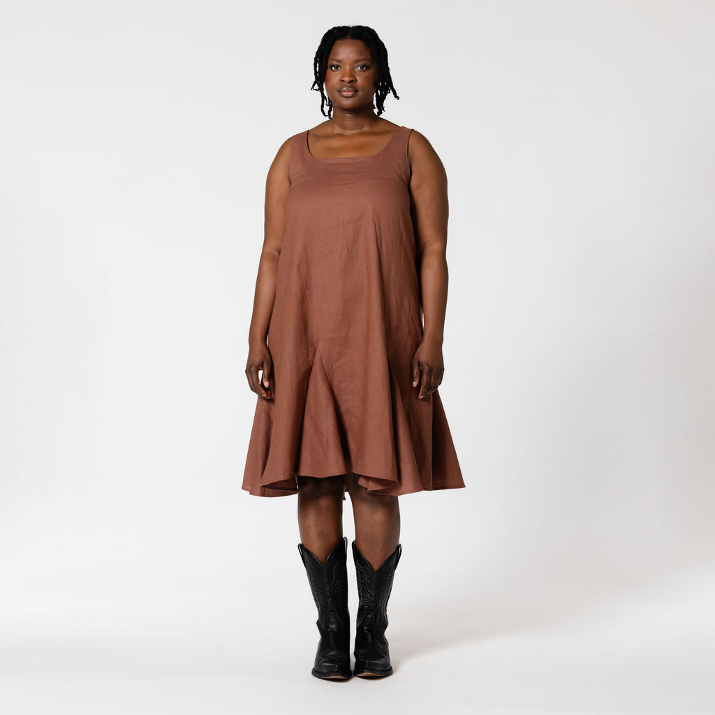 GABRIELA brown linen mid-length dress for special summer occasion Dorilou.
GABRIELA is a genderless style, available in plus size and also designed for curvy figures.