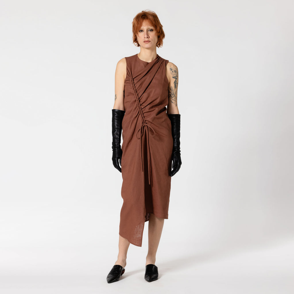 BROOKE brown washed linen dress for summer parties Dorilou
BROOKE is a genderless style, available in plus size and also designed for curvy figures.