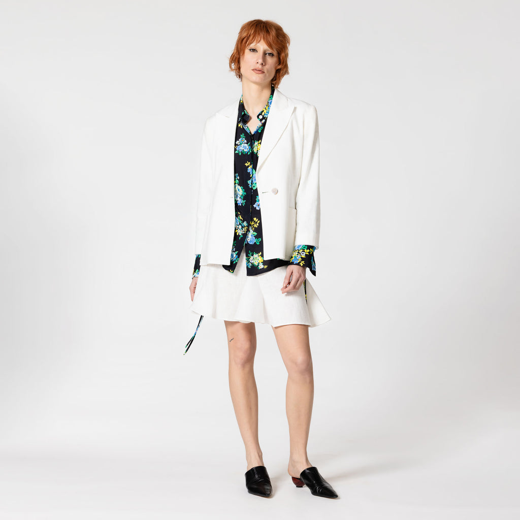 HELGA white oeko-tex linen tailor jacket for power dressing at the office Dorilou.
HELGA is a genderless style, available in plus size and also designed for curvy figures.