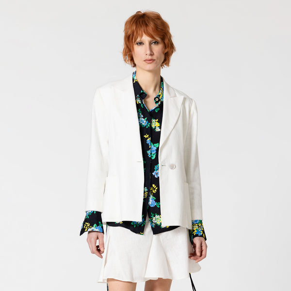 HELGA white oeko-tex linen tailor jacket for power dressing at the office Dorilou.
HELGA is a genderless style, available in plus size and also designed for curvy figures.