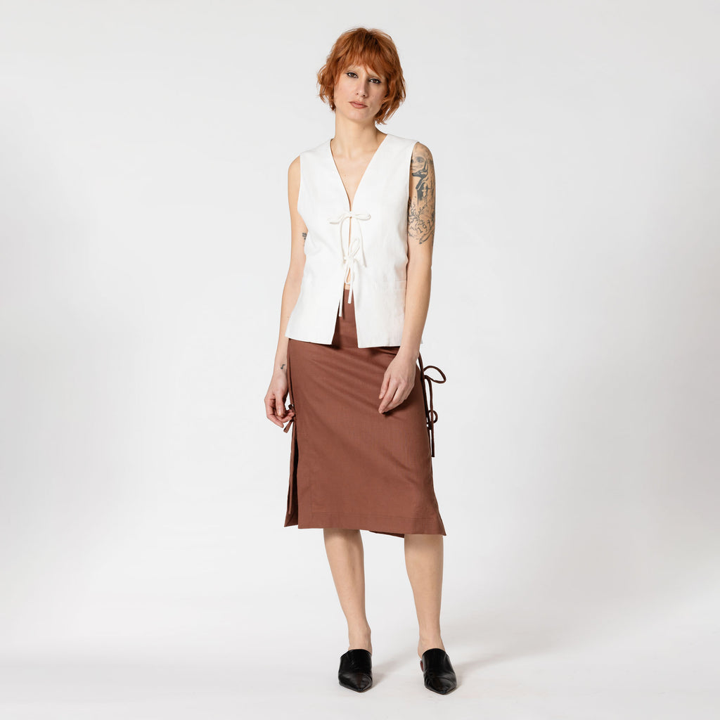 JOANNA white linen vest for a bridal look Dorilou