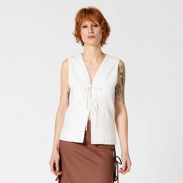 JOANNA white linen vest for a bridal look Dorilou