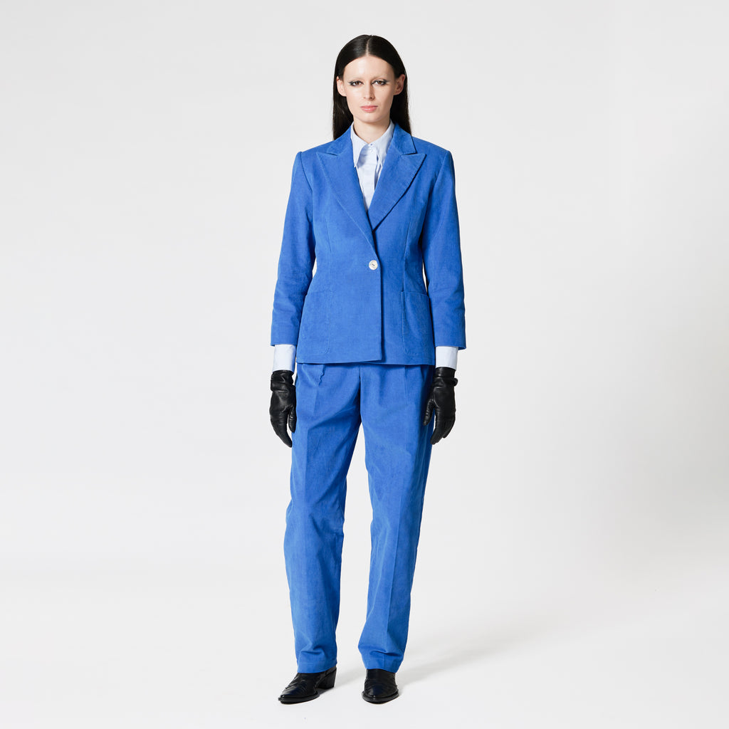 HELGA blue cotton jacket for dressing up for the office Dorilou.
HELGA is a genderless style, available in plus size and also designed for curvy figures.