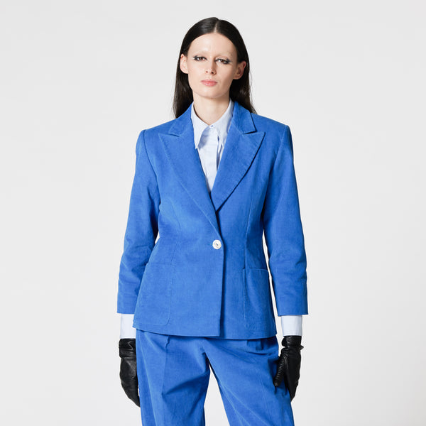 HELGA blue cotton jacket for dressing up for the office Dorilou.
HELGA is a genderless style, available in plus size and also designed for curvy figures.