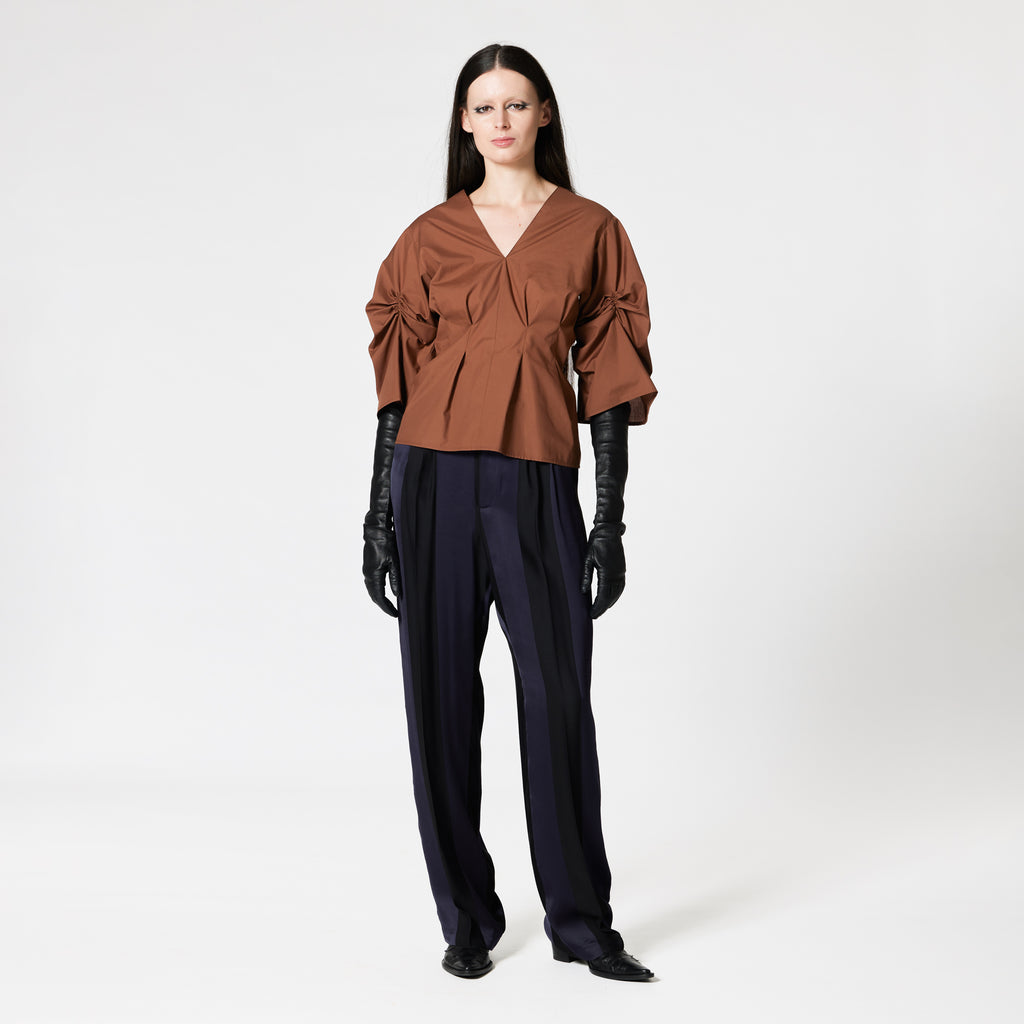 ASHLEY brown cotton blouse for dressing up for the office Dorilou
ASHLEY is a genderless style, available in plus size and also designed for curvy figures.