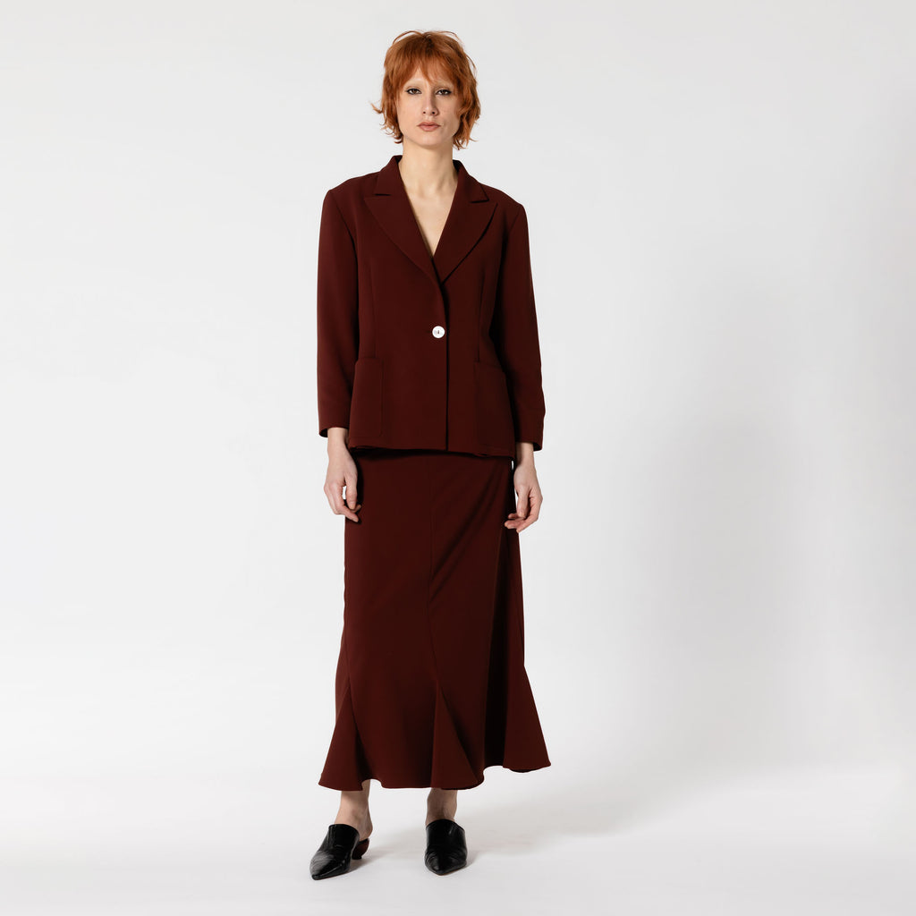 HELGA brown viscose jacket for power dressing at the office Dorilou.
HELGA is a genderless style, available in plus size and also designed for curvy figures.