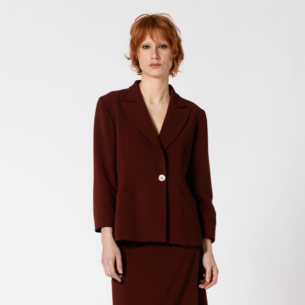 HELGA brown viscose jacket for power dressing at the office Dorilou.
HELGA is a genderless style, available in plus size and also designed for curvy figures.