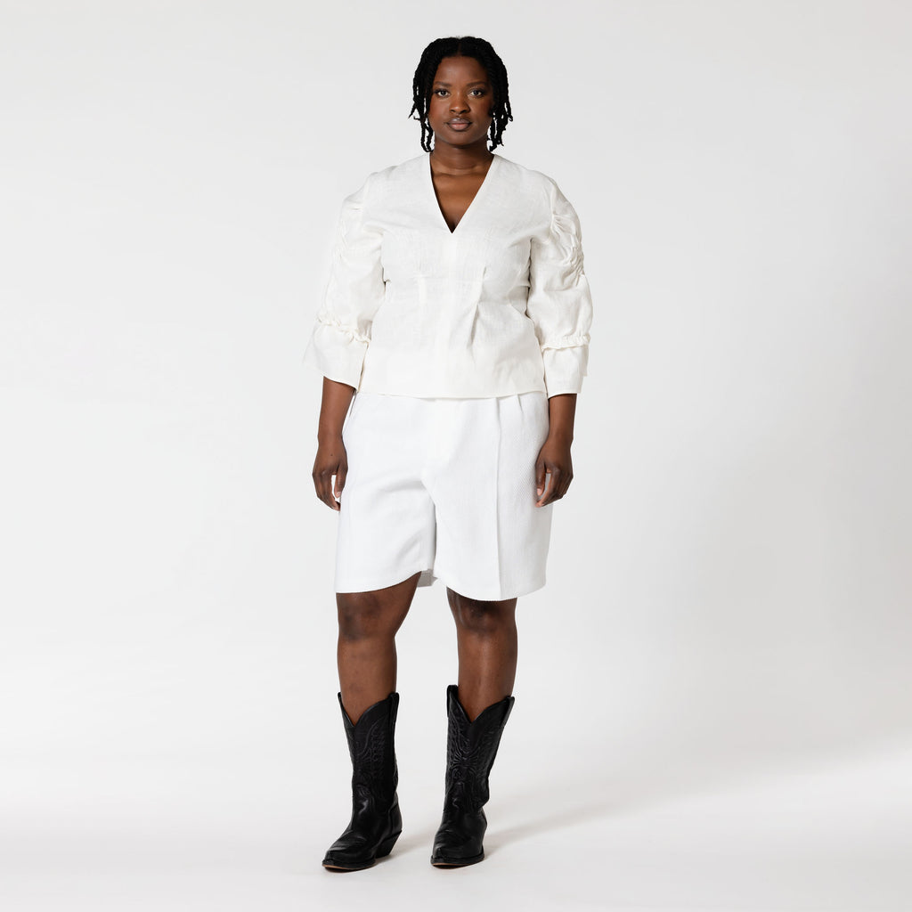 CLEO white linen blouse for wedding outfit Dorilou
CLEO  is a genderless style, available in plus size and also designed for curvy figures.