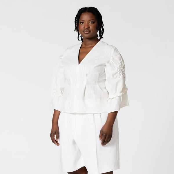 CLEO white linen blouse for wedding outfit Dorilou
CLEO  is a genderless style, available in plus size and also designed for curvy figures.