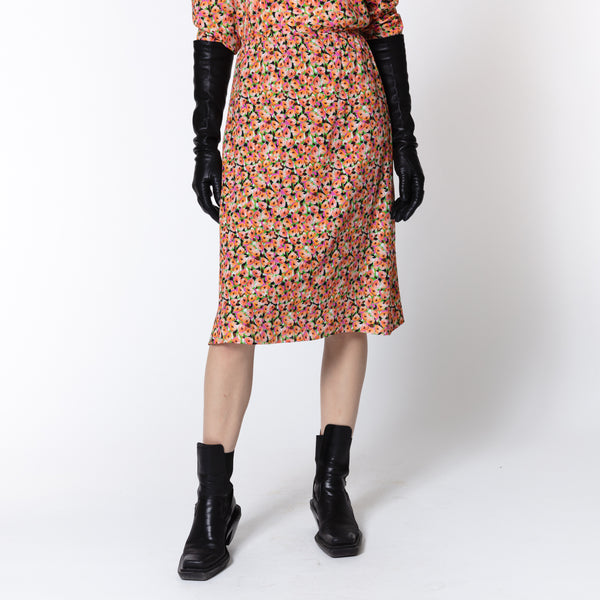 BILLIE orange flower print mid length skirt cut in bias in viscose from deadstock fabric for summer walk on the beach Dorilou
BILLIE is a genderless style, available in plus size and also designed for curvy figures.