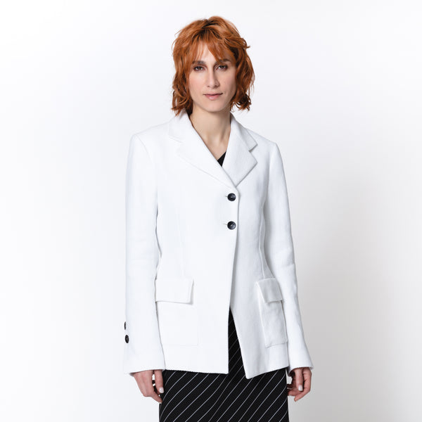 CLAUDE white linen and cotton blazer jacket for a work interview Dorilou
CLAUDE  is a genderless style, available in plus size and also designed for curvy figures.
